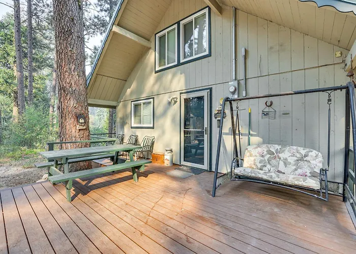 Hillside Hideaway: Warm & Cozy Terrace Lakes Cabin