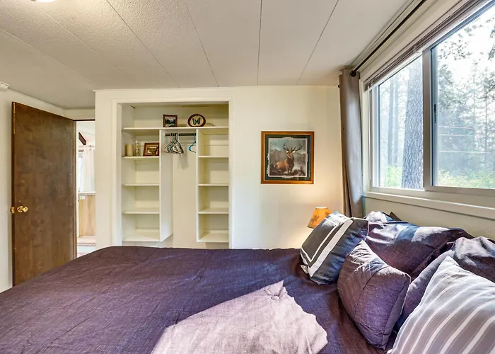 Hillside Hideaway: Warm & Cozy Terrace Lakes Cabin