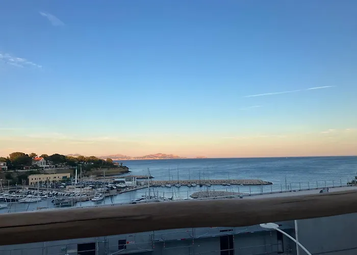 T2 vue sur le port jacuzzi terrasse et parking