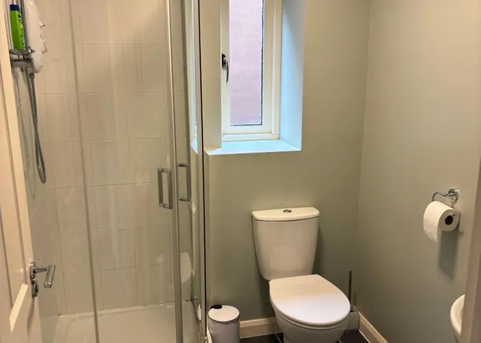 Two Bedrooms Two Bathrooms And Private Parking Rugby