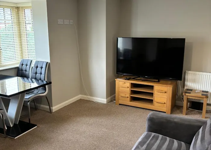 Two Bedrooms Two Bathrooms And Private Parking Rugby