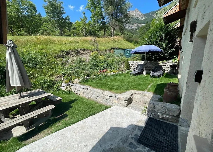 LE MONTAGNARD bel appartement avec jardin dans vieille ferme de montagne rénovée