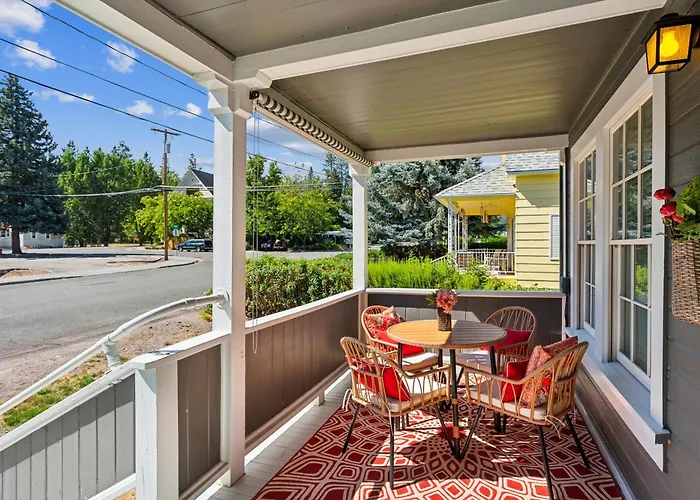 Charming Downtown Mccloud Retreat Home