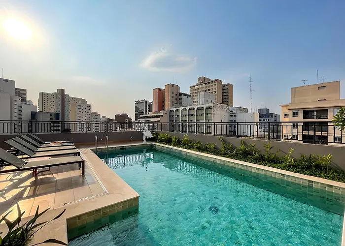 Condomínio com piscina ao lado do Parque Buenos Aires