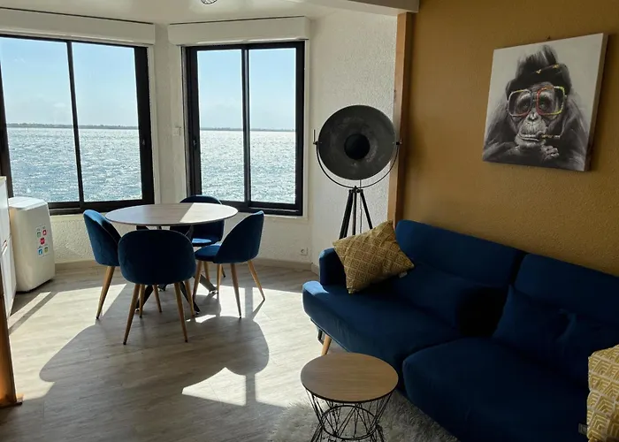 Appartement moderne vue sur étang et montagne