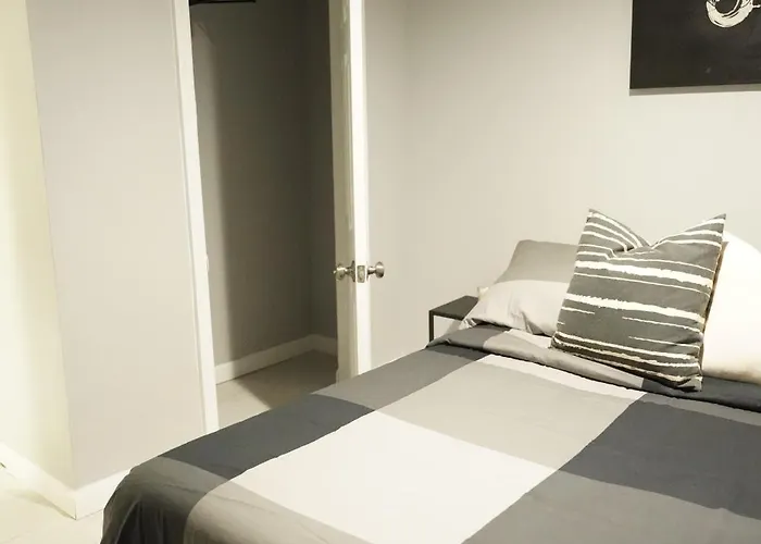 Cozy 2 Bedroom In A Lovely Forest Hills Neighborhood