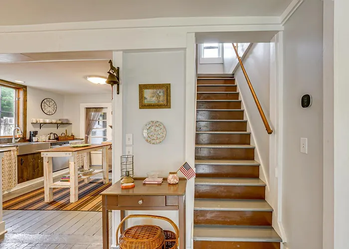 Spacious Vintage Gem W/ Sunroom In Manistee!