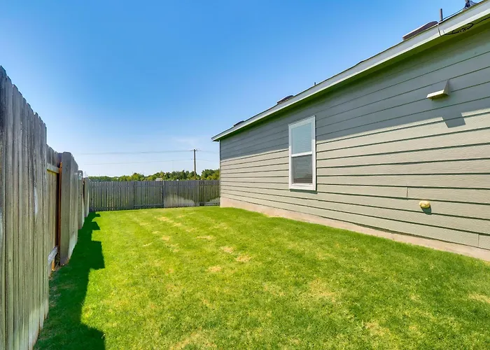 9 Mi To Lake: Family Georgetown Home W/ Yard!
