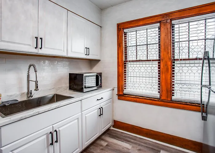 Amazing 3 Bedroom Home Steps, Airport, Uofr, Rit, Strong