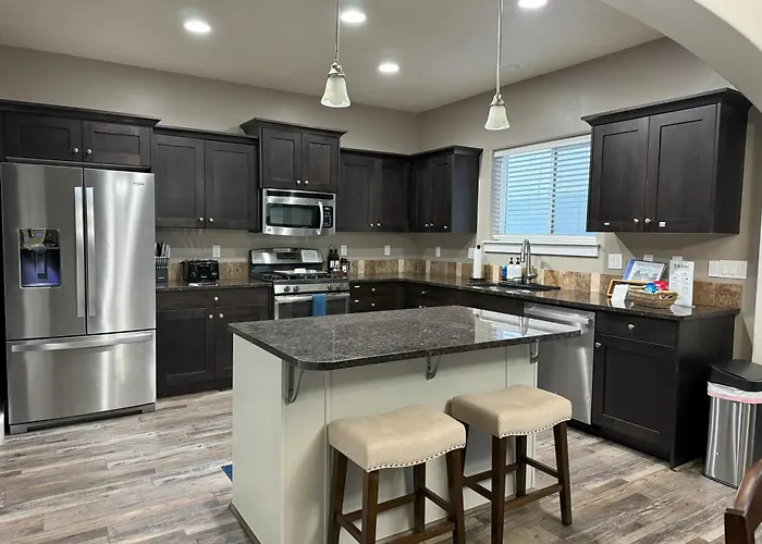 Spacious Family Retreat With Hot Tub & Home Theater