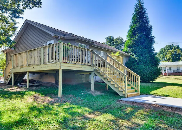 Central High Point Home < 1 Mi To Downtown!