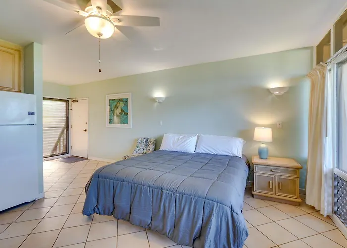Walk To Beach: Ocean-View Maunaloa Studio