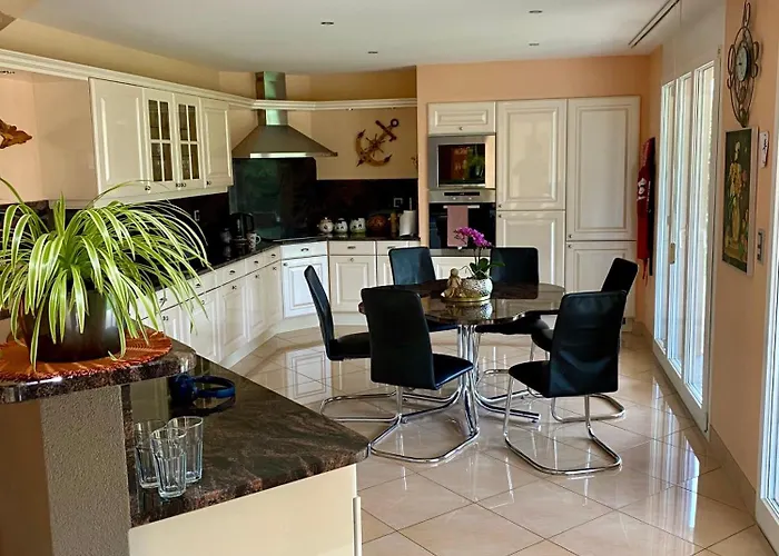Chambre spacieuse à louer dans une maison calme avec un grand jardin