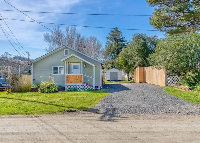 #Stayinmydistrict Lakeside Cottage