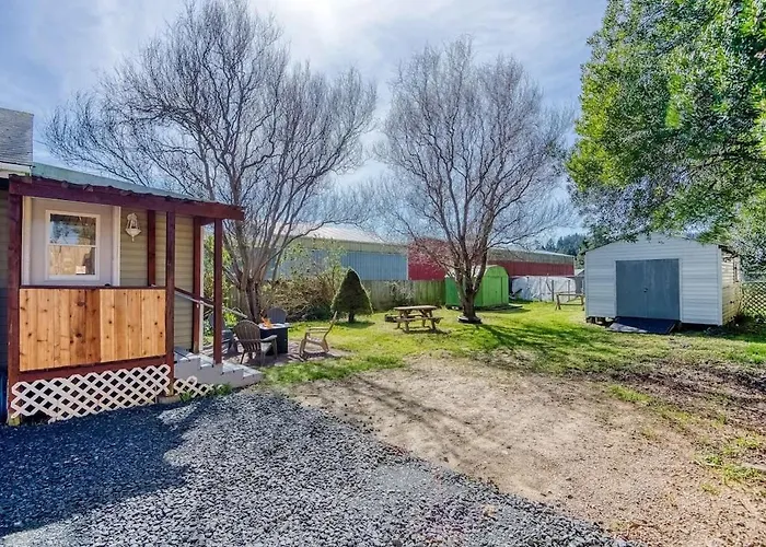 #Stayinmydistrict Lakeside Cottage