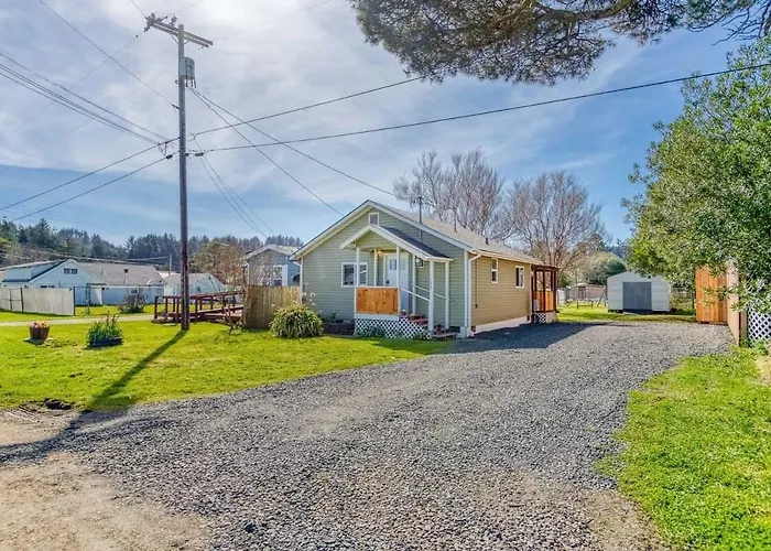 #Stayinmydistrict Lakeside Cottage