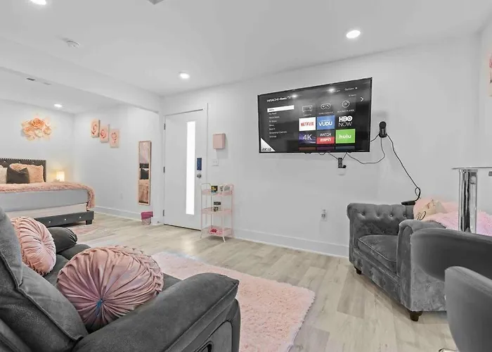 Luxury Pink Suite In Downtown