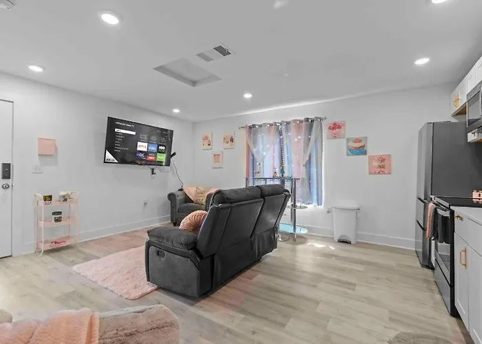 Luxury Pink Suite In Downtown