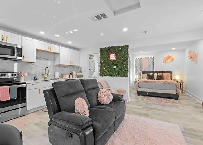 Luxury Pink Suite In Downtown
