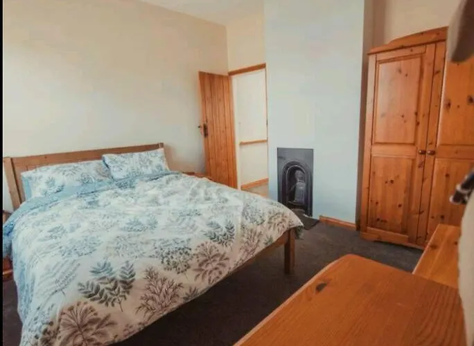 Charming 2 Bedroom Cottage Mid Town On Quiet Road, Sleeps 4