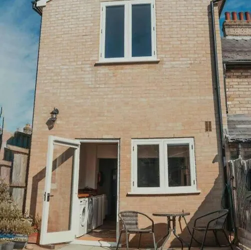 Charming 2 Bedroom Cottage Mid Town On Quiet Road, Sleeps 4