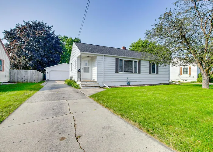 < 1 Mi To Lambeau Field: Green Bay Home W/ Grill!
