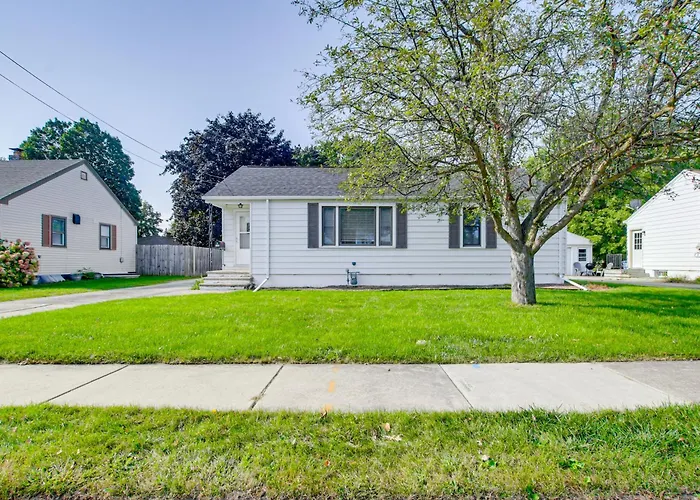 < 1 Mi To Lambeau Field: Green Bay Home W/ Grill!