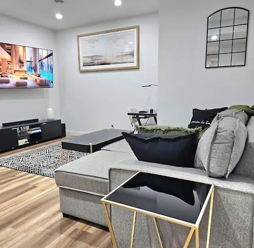 Cozy 2 Bedrooms And 1 Bath For 4 Guests!