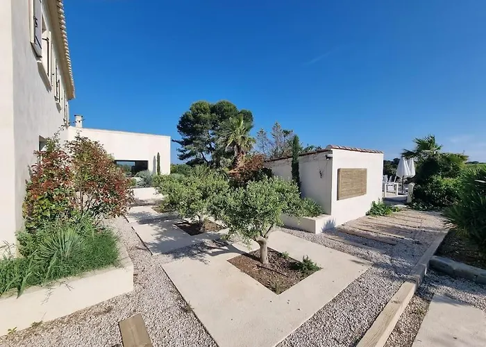 Mas au Bord de L'étang