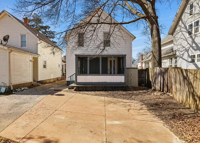 Spacious 3 Bedroom, 4Bed Cozy Home