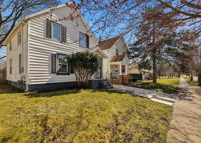 Spacious 3 Bedroom, 4Bed Cozy Home