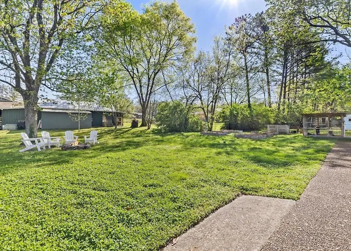 The Country Cottage, Charming 1-Acre Country Escape Near Historic Downtown Franklin