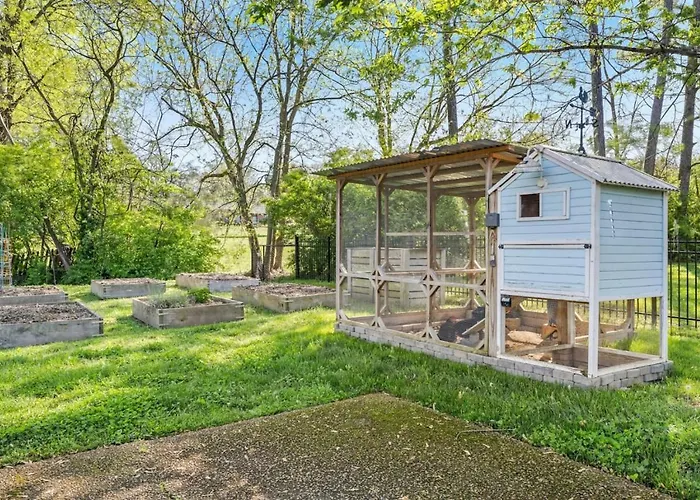 The Country Cottage, Charming 1-Acre Country Escape Near Historic Downtown Franklin