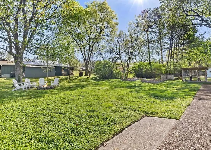 The Franklin Farmhouse, 1-Acre Country Retreat Near Historic Downtown Franklin