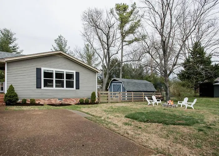 The Franklin Farmhouse, 1-Acre Country Retreat Near Historic Downtown Franklin