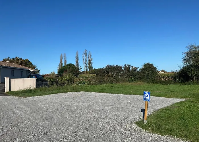 Charmant T2, Cl 3 étoiles, 4 Lits, 4 personnes et 1enfant, parking et terrasse