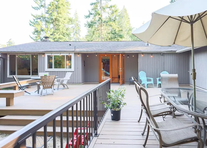 Charming And Spacious House With Relaxing Huge Deck