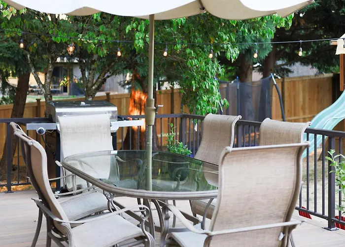 Charming And Spacious House With Relaxing Huge Deck