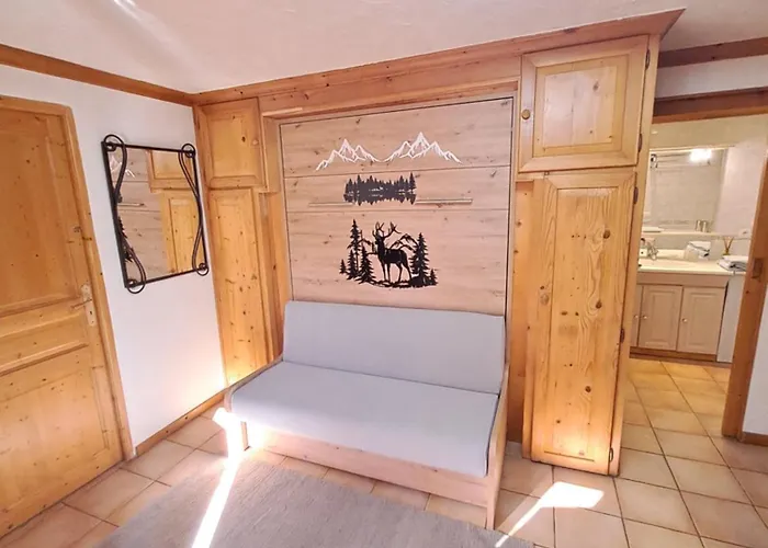 A4 km de Megève très joli studio avec jacuzzi ,vue sur les montagnes au calme