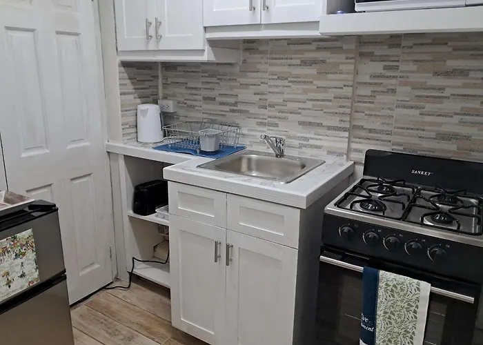 Michand Guest Apartment: Cozy Airport-Adjacent Stay