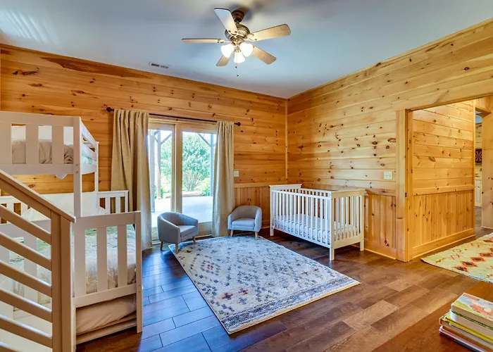 Hot Tub, Game Room! Group-Friendly Nebo Cabin