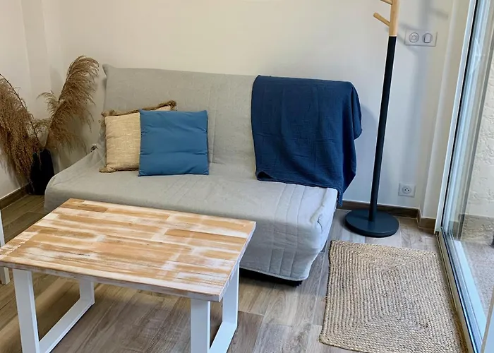 Studio With Private Car Park And Air Con