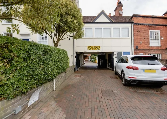 Elegant Epsom Flat In Period Building