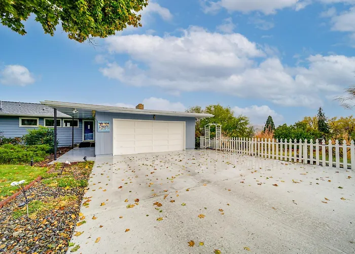 Hot Tub & Sweeping Views: Apt In Clarkston!
