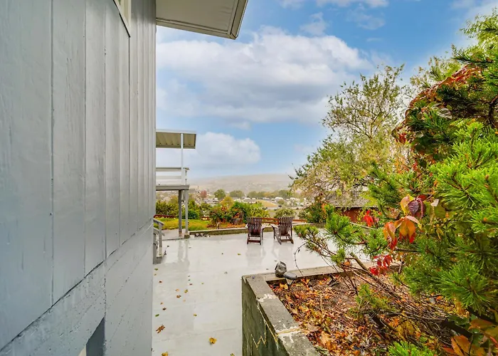 Hot Tub & Sweeping Views: Apt In Clarkston!
