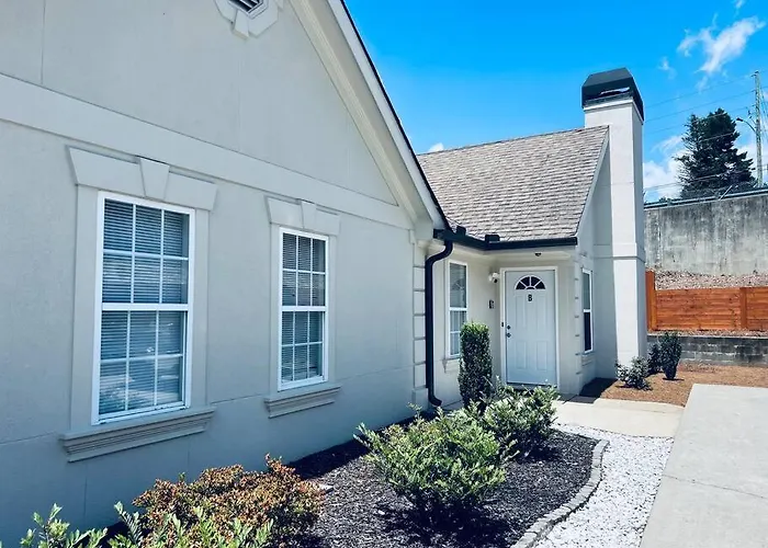 Stylish Duplex! Minutes From Atlanta!