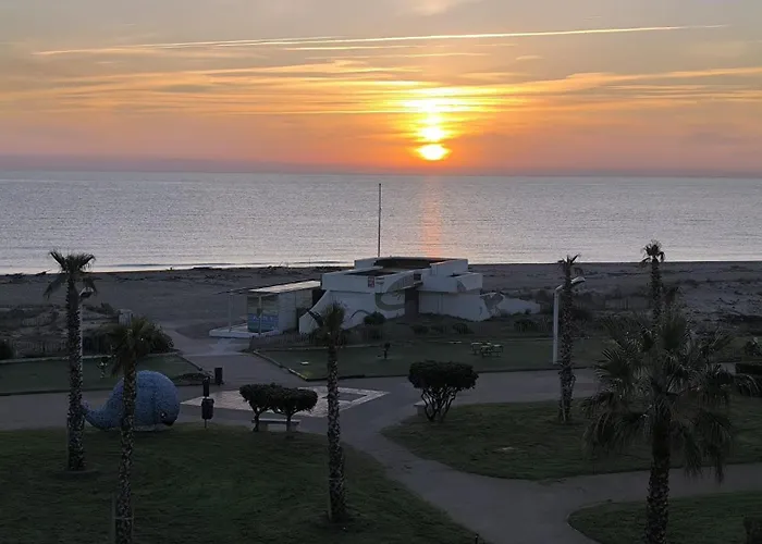 Appartement Entièrement Rénové en Bord de Mer avec Vue Imprenable et Parking Privé
