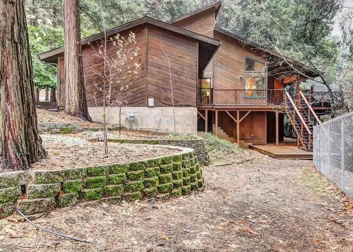 Picturesque Cabin Hot Tub