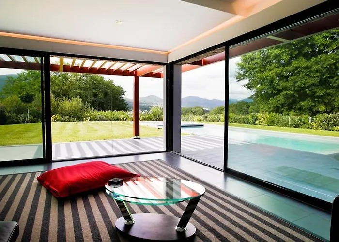 Maison basque moderne avec piscine chauffée et vue