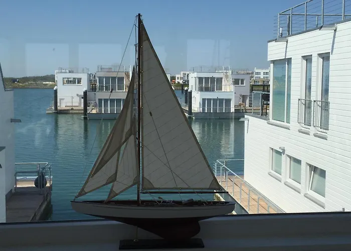 Schwimmendes Ferienhaus Antares One rundum Wasserblick Sauna Sonnendeck by Seeblick Ferien